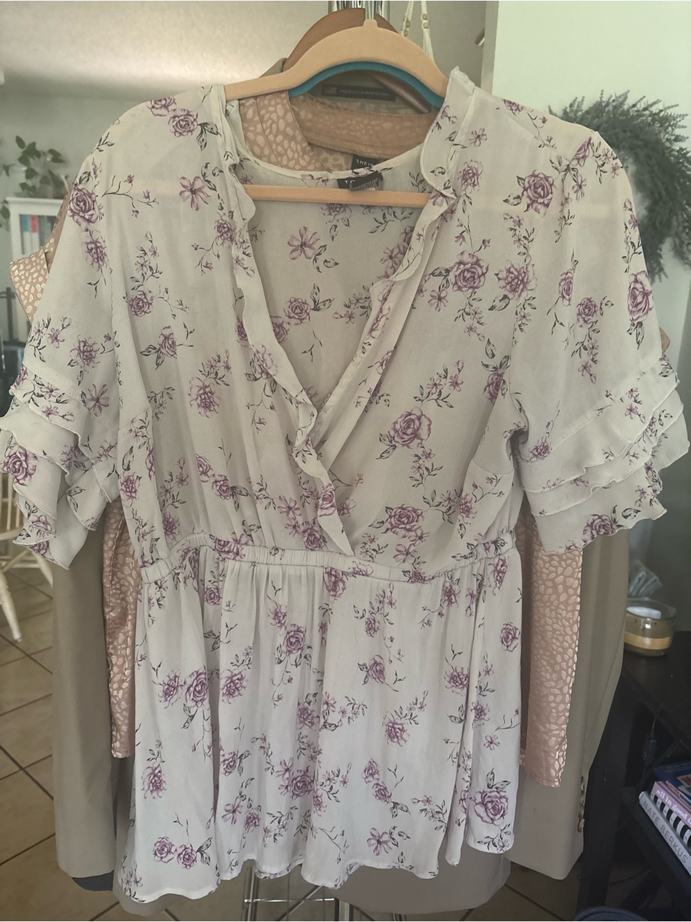 Torrid Size 1 Ivory Purple Floral Ruffle Sleeve Babydoll Blouse